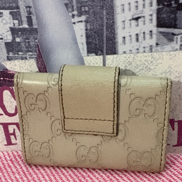 Gucci cream Embossed key case - Picture 2 of 7